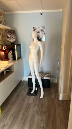 Modern Matte White Female Mannequin – Full Body Abstract Egghead Form