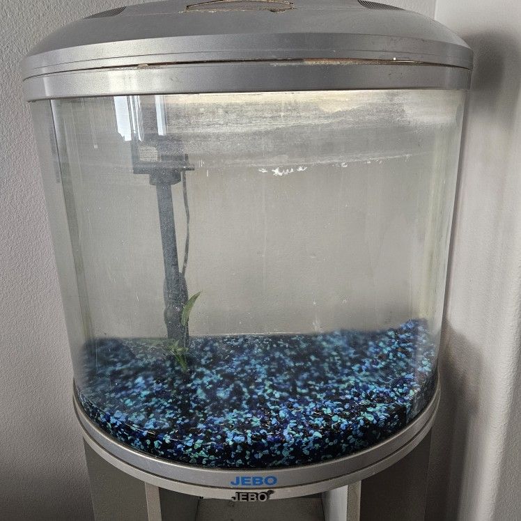 FISH TANK / AQUARIUM
