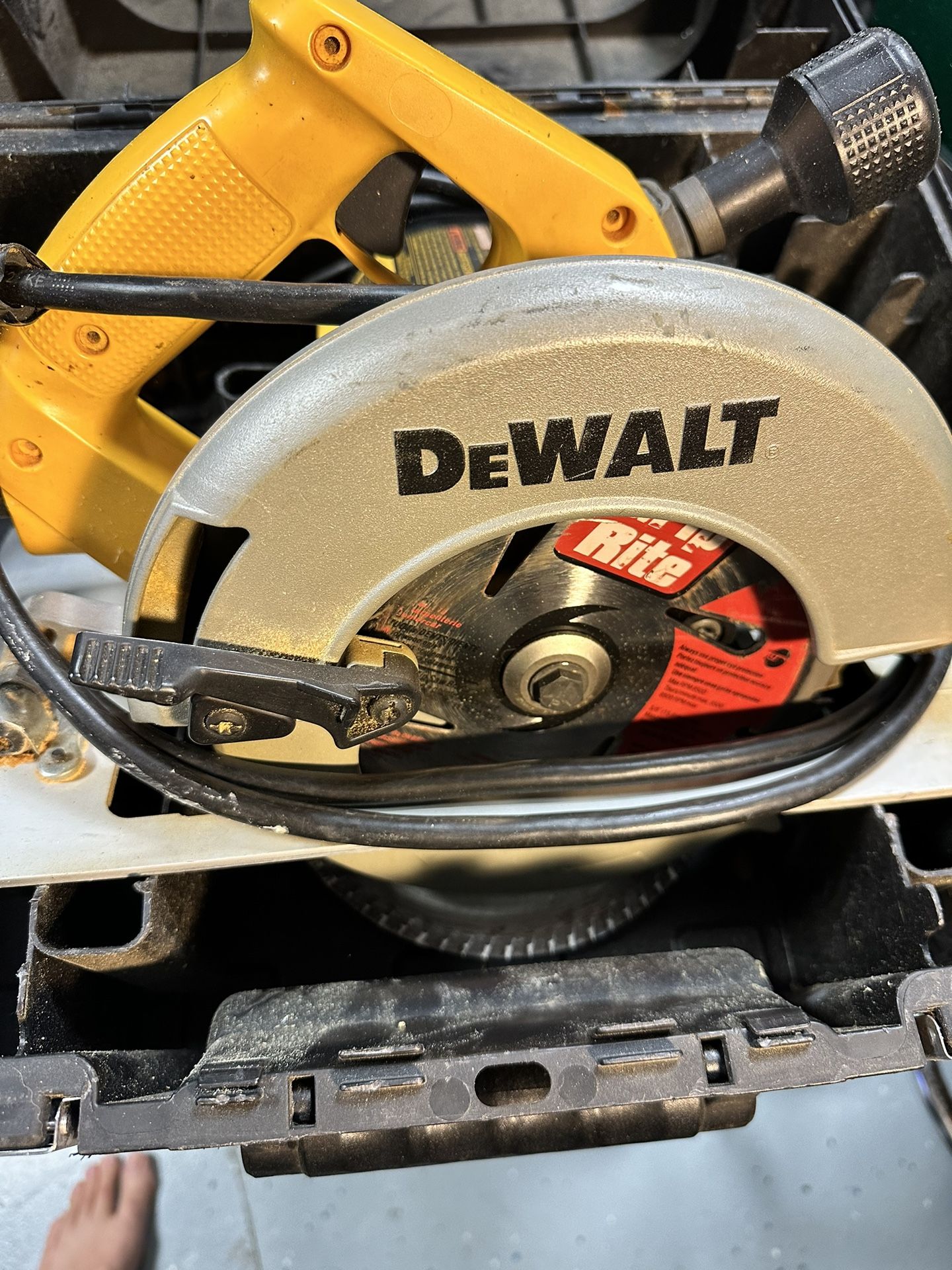 DEWALT Dw364 15amp 7 1/4 Corded Circular Saw