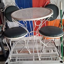 Iron table comes with 2 metal