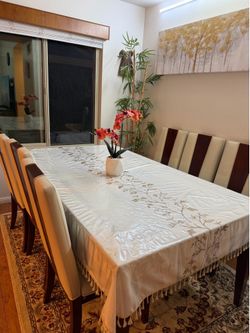 Moving sales /Extendable Dining table with 6 chairs