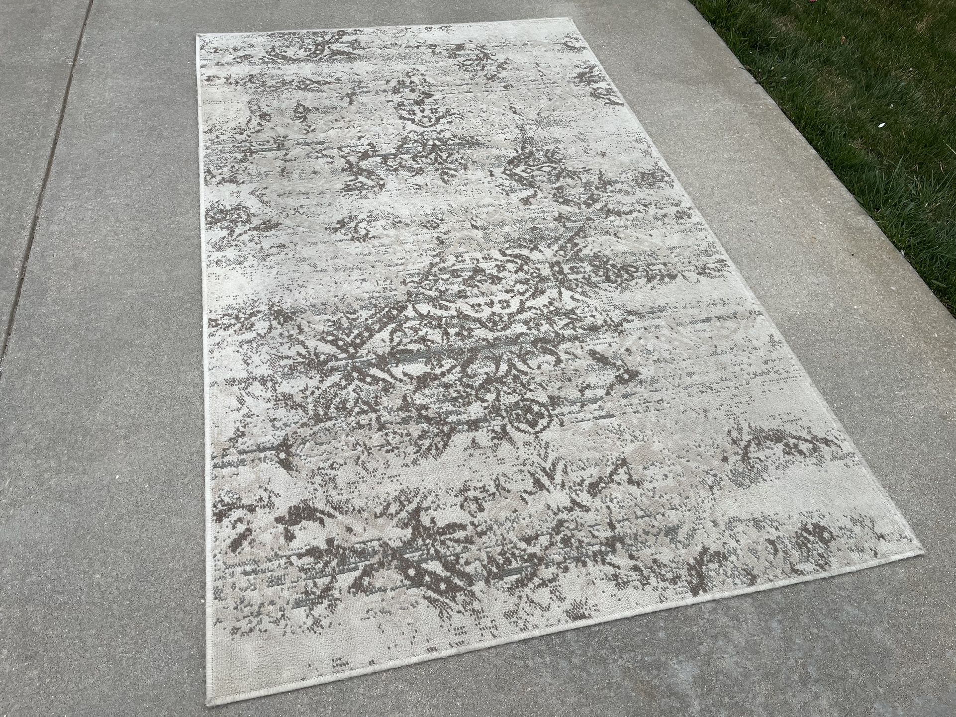 Lovely Vintage Distressed Style Area Rug (5’x8’)