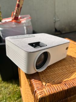 Outdoor inflatable screen and projector