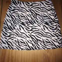 Women's size small zebra print skirt new no tags from Shein $4 pick up in Edinburg no holds