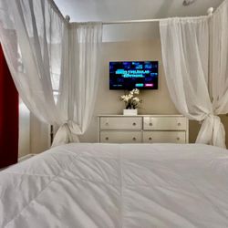 **QUEEN: Elegant Canopy Bed Frame –