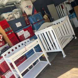 Crib/toddlerbed/daybed & Changing Table W/mattress