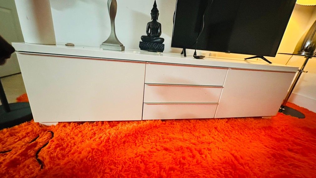Beutiful WHITE TV TABLE