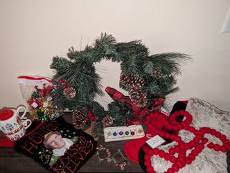 Small Lot of Christmas Decor / Jewelry