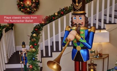 trumpeting Nutcracker with light eyes LCD eyes