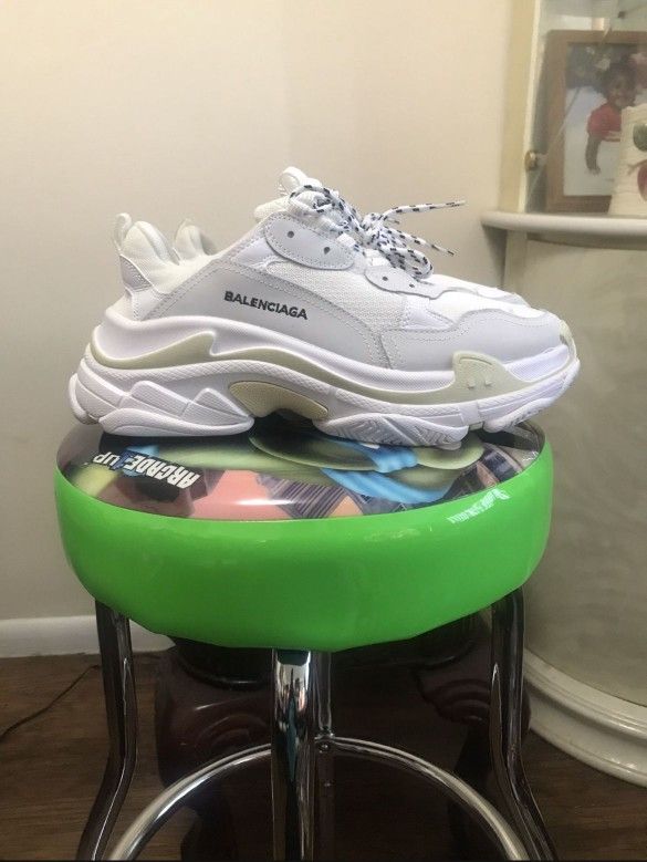 Balenciaga Sneaker White And Cream Balenciaga Triple S Sepatu