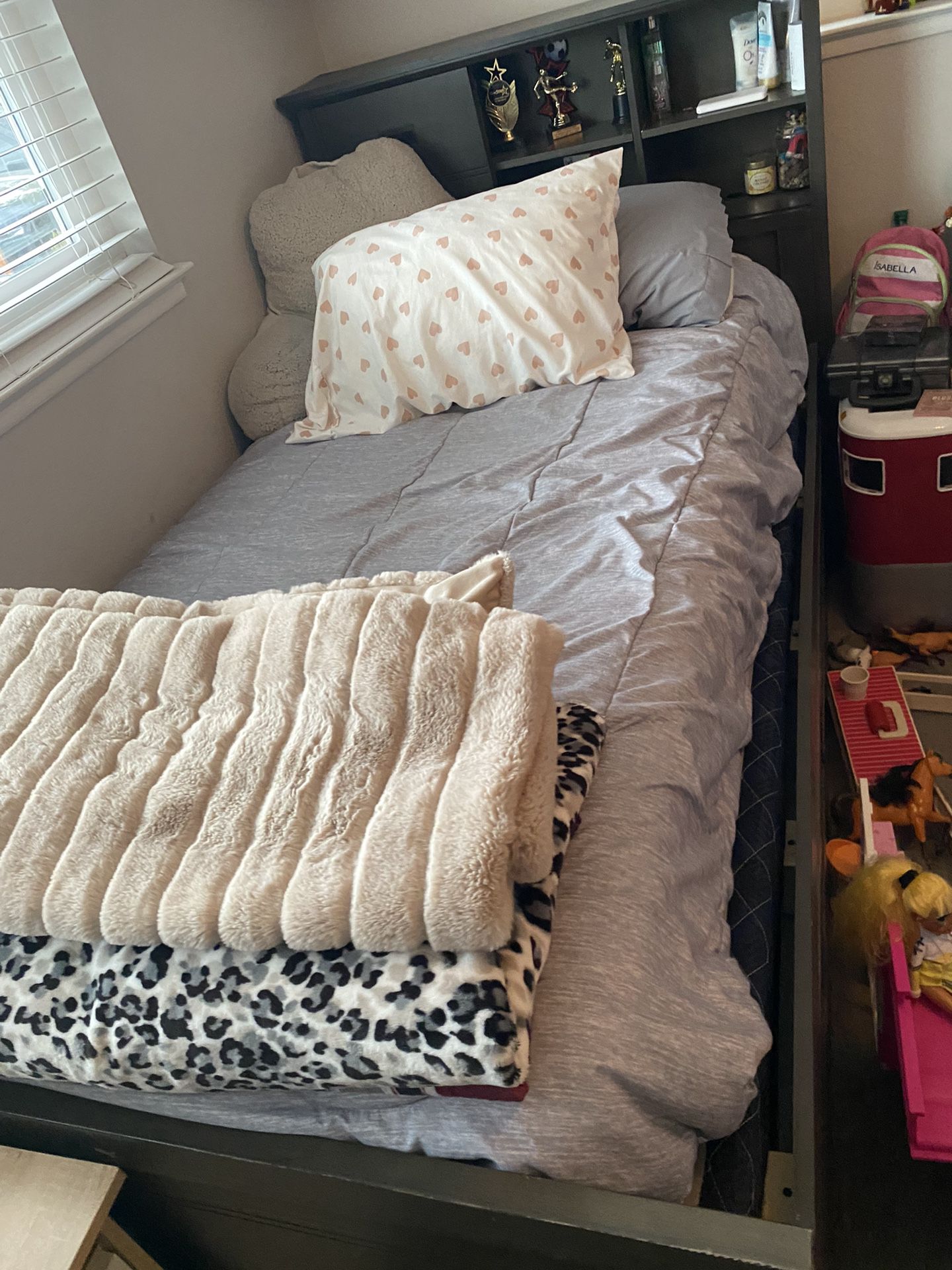 Twin bed With Drawers 