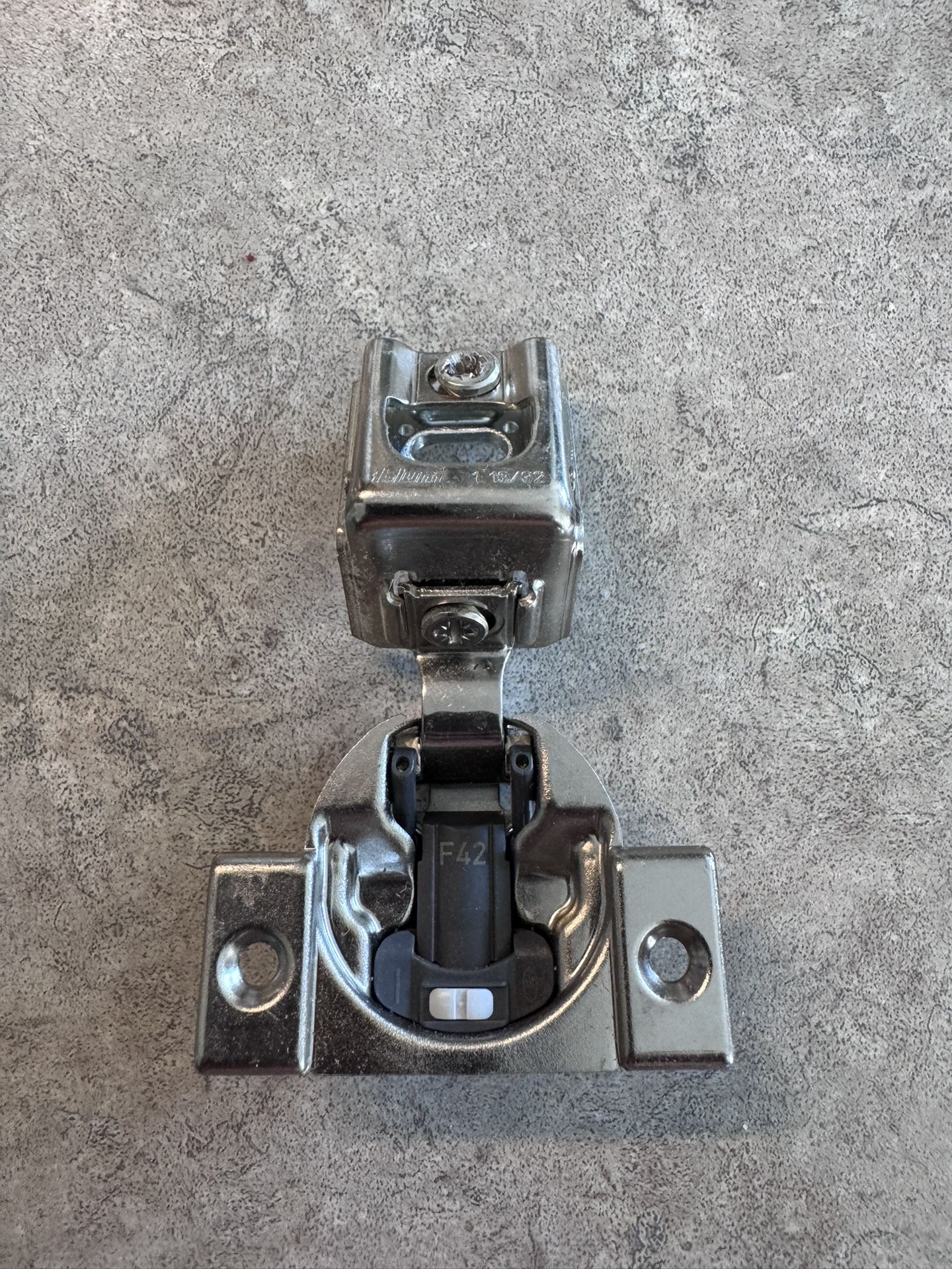  Lowe's         Small user-submitted image: 1 of 1 JoeG•5 RELIABILT 105-Degree 1/2-in Overlay Concealed Soft-Close Cabinet Hinge