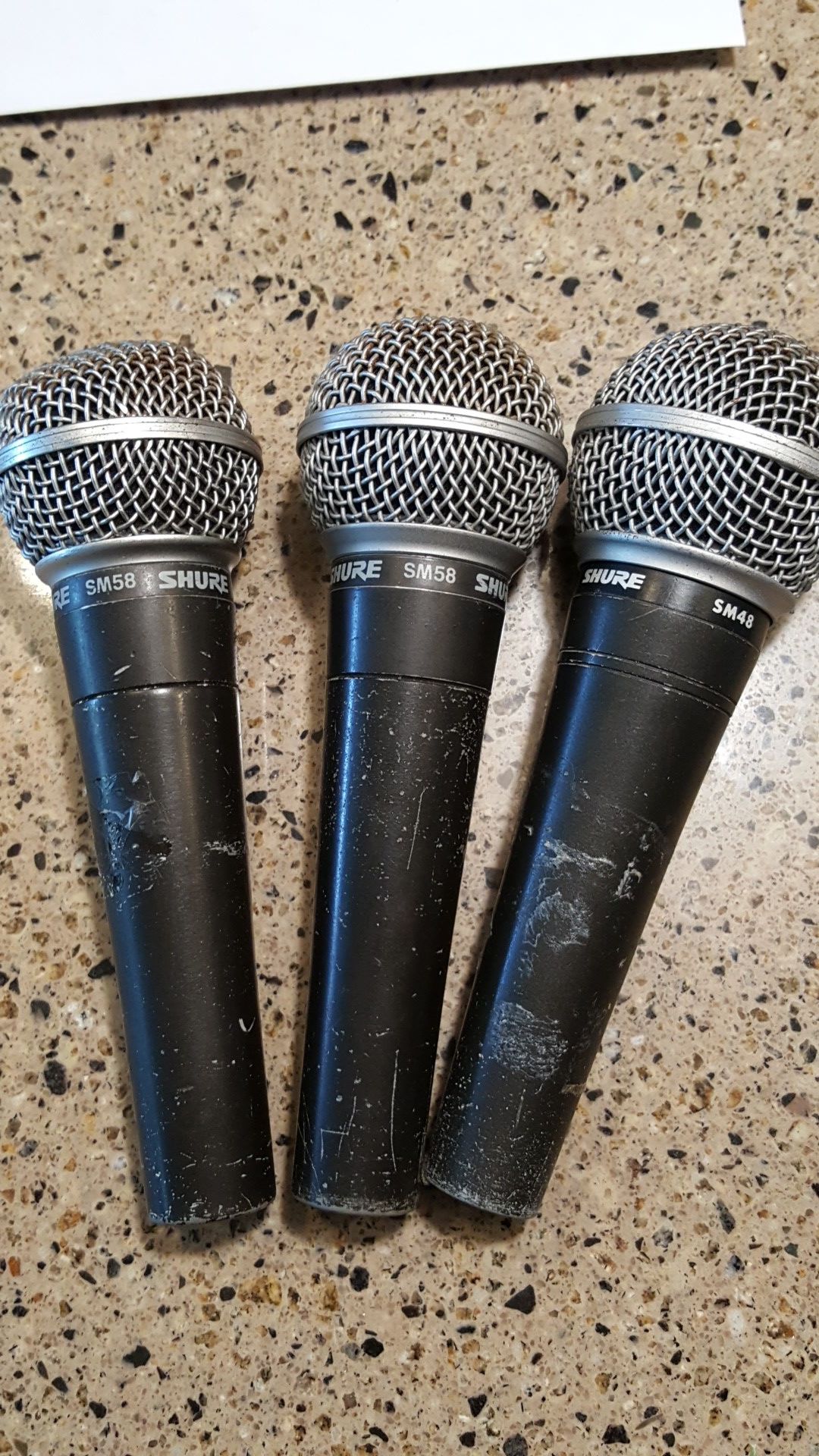 2 Shure SM58, 1 Shure SM 48 mics