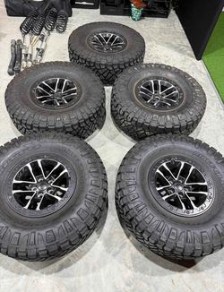 Jeep 392 wheels 37x12.5x17 Nitto tires