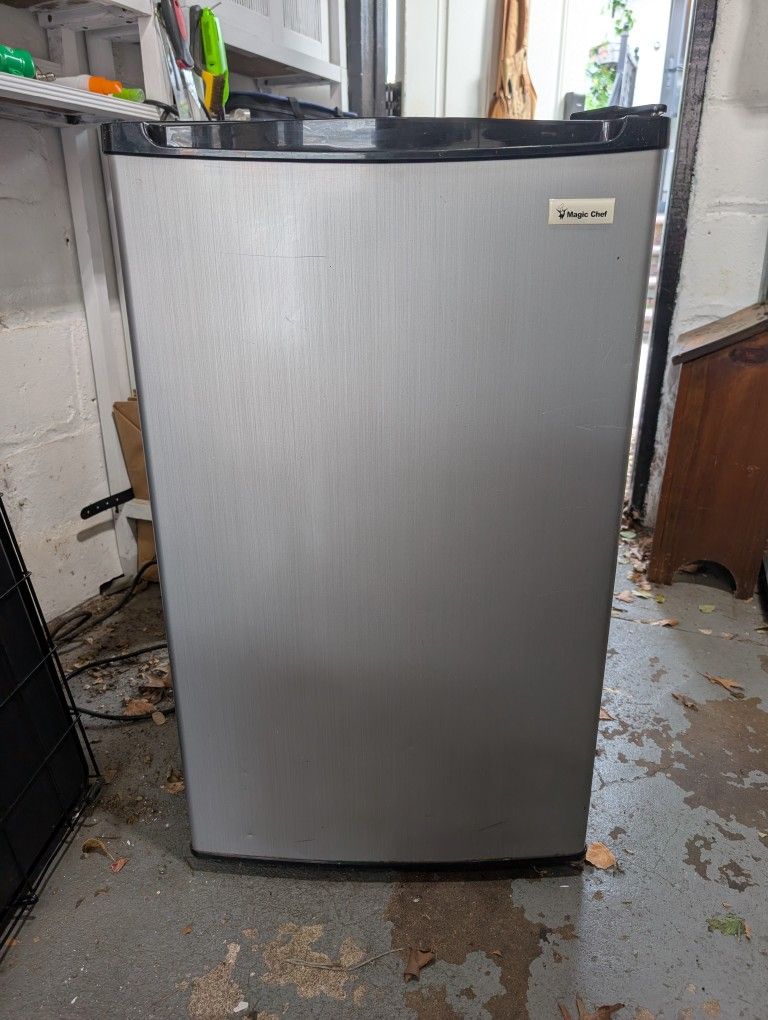Magic Chef Mini Fridge with Freezer