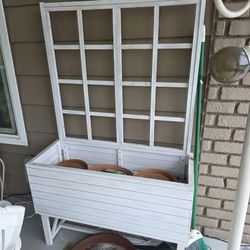 Solid Wood White Planter With Trellis