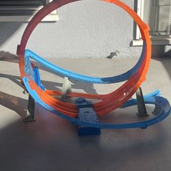 Hot Wheels Massive Loop Mayhem Track Set with Huge 28-Inch Wide Track Loop Slam Launcher