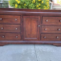 Wood Dresser Chest of Drawers Furniture Great Condition 