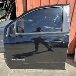 2015 - 2022 Chevy Colorado Left Front Door Good Condition
