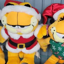 Garfield Christmas plush dolls. 