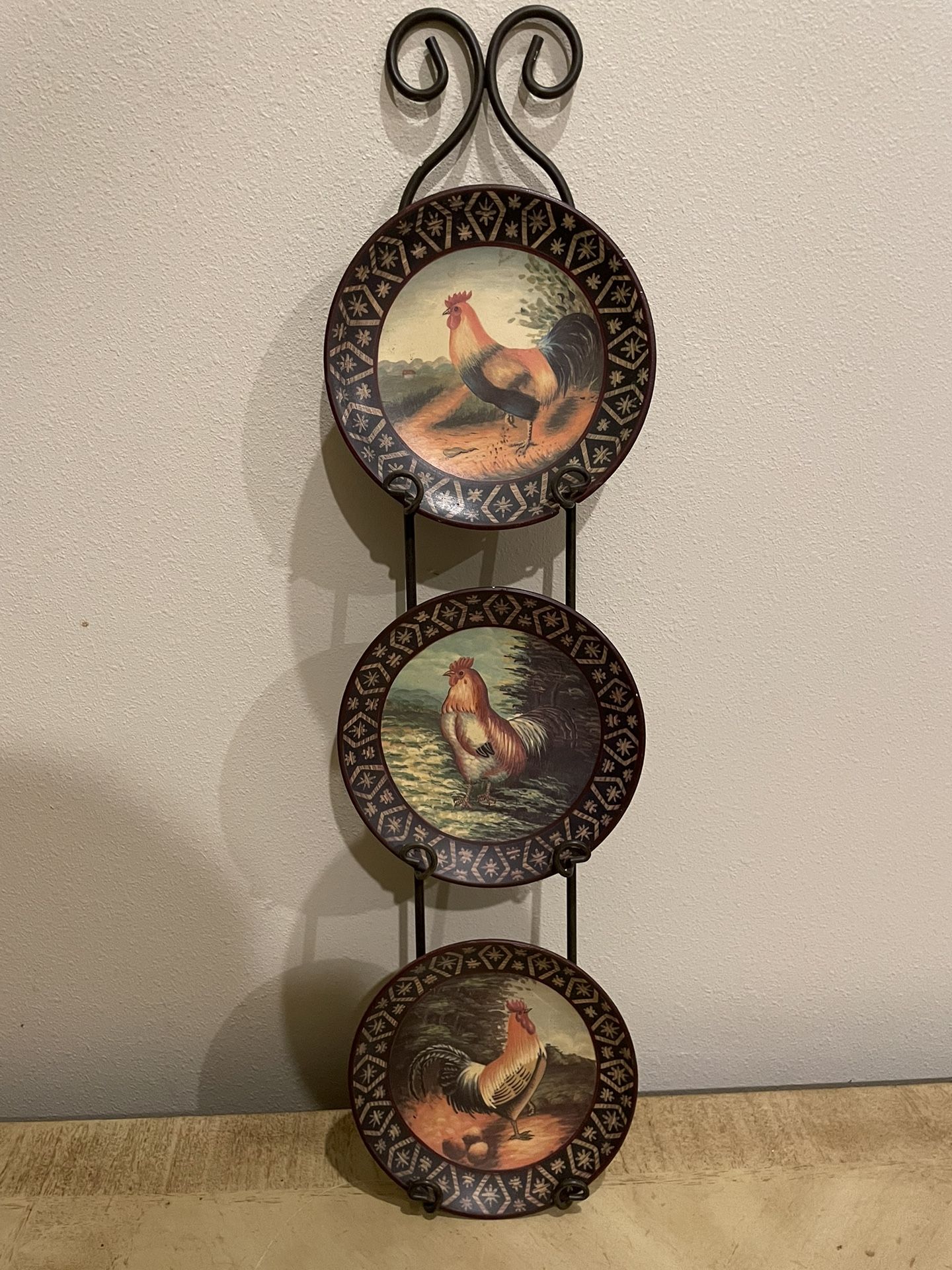 DECORATIVE ROOSTER/HEN PLATES & HANGING SHELF