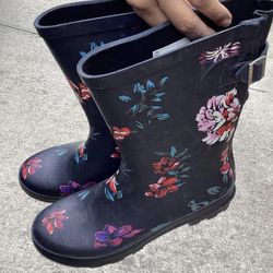 Woman’s Rain Boots Size 8