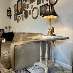 Vintage French Country Pedestal Cabriole End Side Table •FREE DELIVERY•