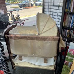 Even Flo Contour Classic 3 & 1 Bassinet And Changing Table.  