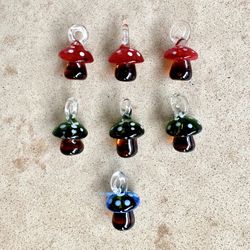 🍄 Pretty, glass pendants in red, green or blue