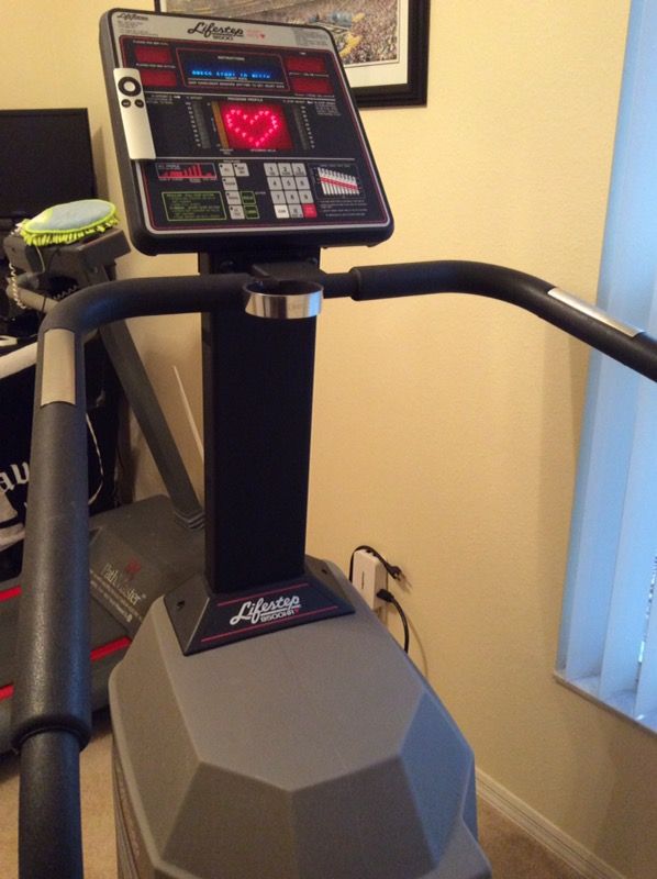 Gym Equipment Stepper LifeStep 9500HR Commercial Grade Stepper by Life Fitness w built in heart rate monitor on hand rails for Sale in Tampa FL