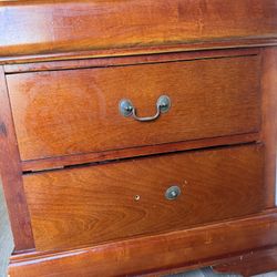 Two Nightstands In Good Conditions 