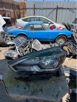 Nissan SENTRA LEFT USED OEM HEADLIGHT (2016-2019)