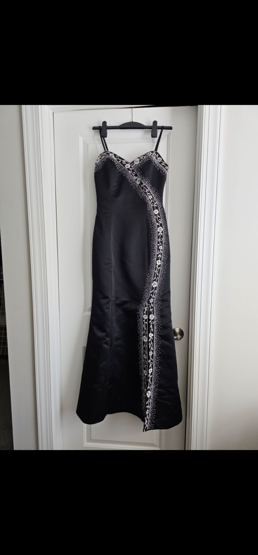 Elegant Black Evening Gown / Prom Dress – Rhinestones / Embroidered