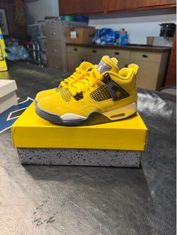 JORDAN 4 LIGHTNING SZ 6.5 Y NIKE SZ 5.5 5