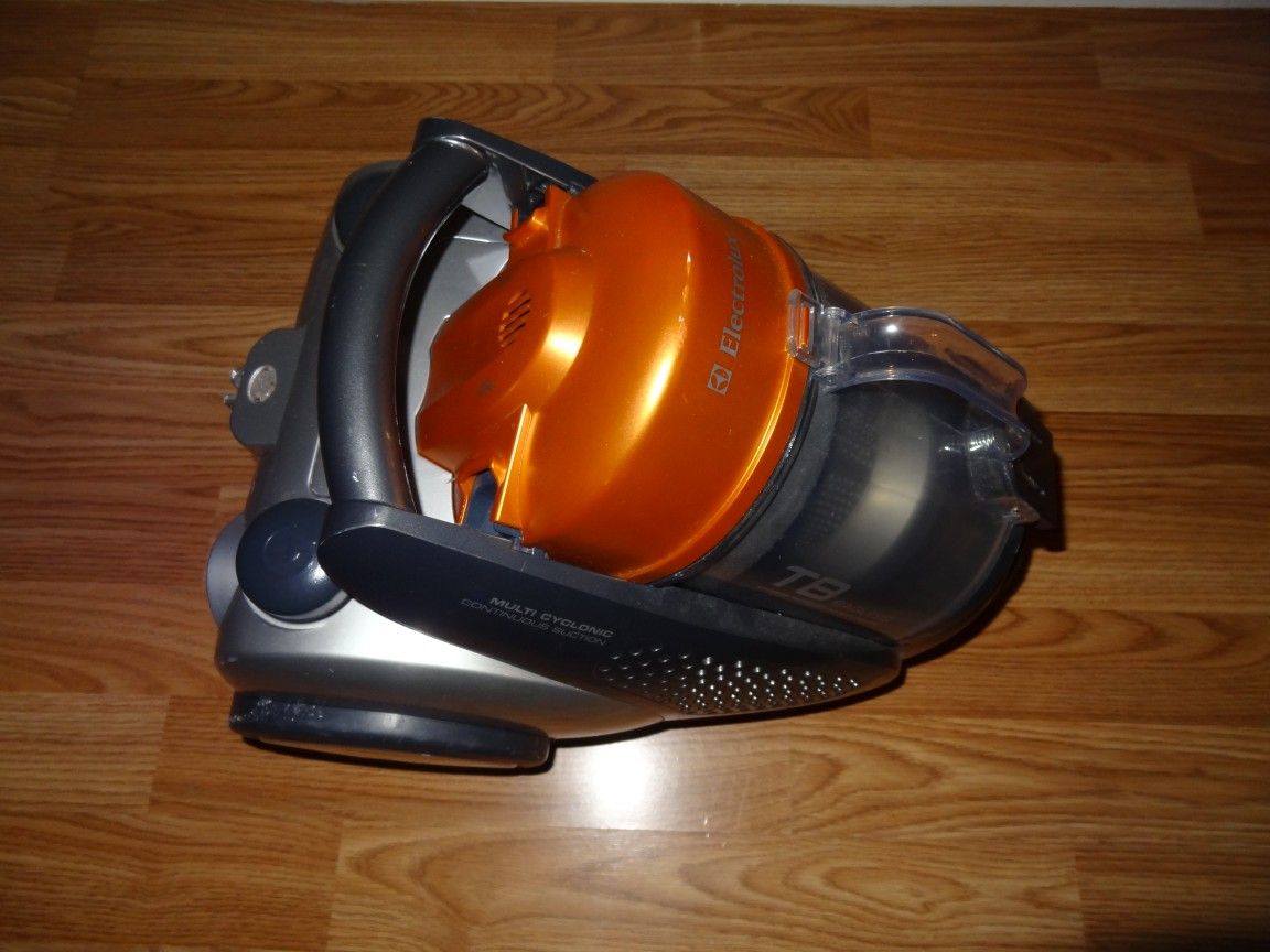 Electrolux access T8 canister vacuum cleaner model EL4071