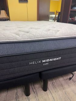 LIKE NEW! Helix Midnight Luxe King Mattress -  Delivery Available