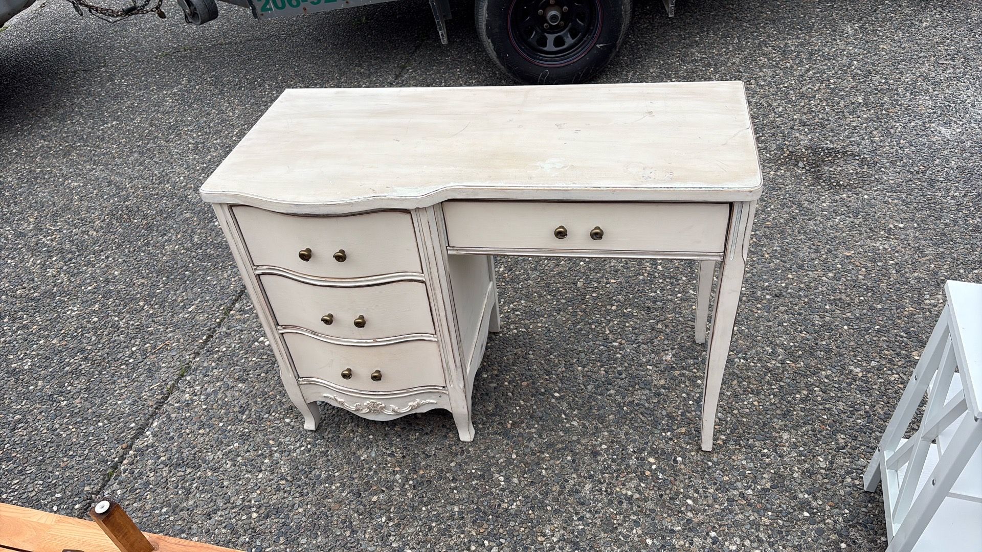 Desk/makeup table