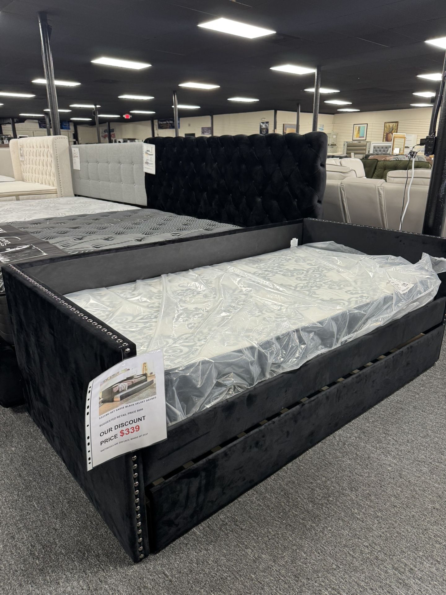 Black Daybed. 🚚WE DELIVER🚚