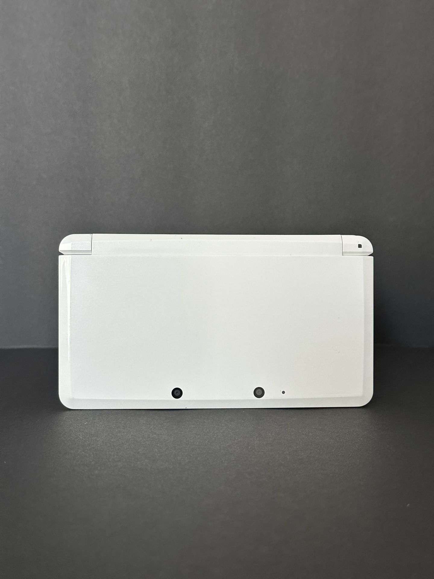 Nintendo 3DS Launch Edition (White) – Mint Condition – 32GB SD Card