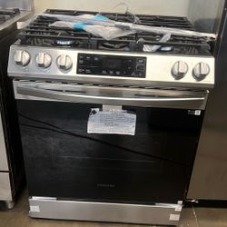 NEW OPEN BOX SAMSUNG GAS SLIDE IN STOVE 30”WIDE 