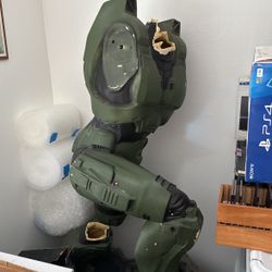 Broken Halo Master Chief Statue 