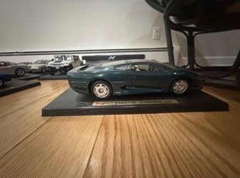 Maisto Jaguar XJ(contact info removed) 1:18 Scale Diecast Special Edition