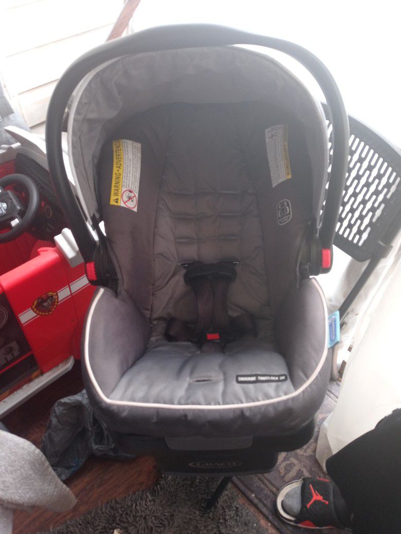 Graco Infant Car seat With The Base Asking 20$