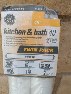 Two twin-packs of GE Kitchen & Bath fluorescent light bulbs T2