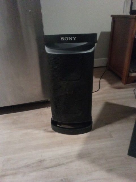 Sony Speaker Hi-Tech Value Very Loud Almost New Retail Value About 200 Make Me An Offer