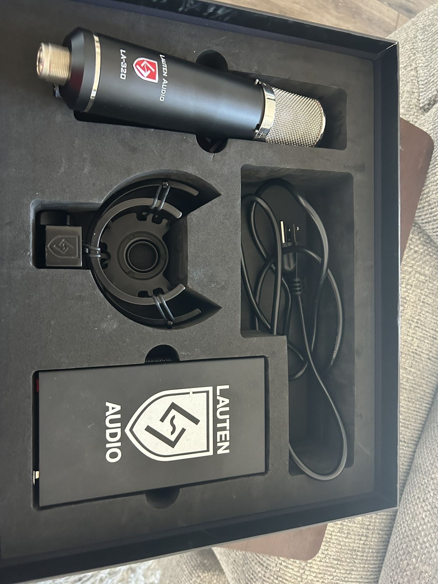 Lauten Audio LA-320 V2 Large-diaphragm Tube Condenser Microphone