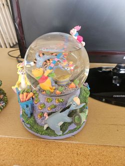 Winnie the Pooh Snow Globe