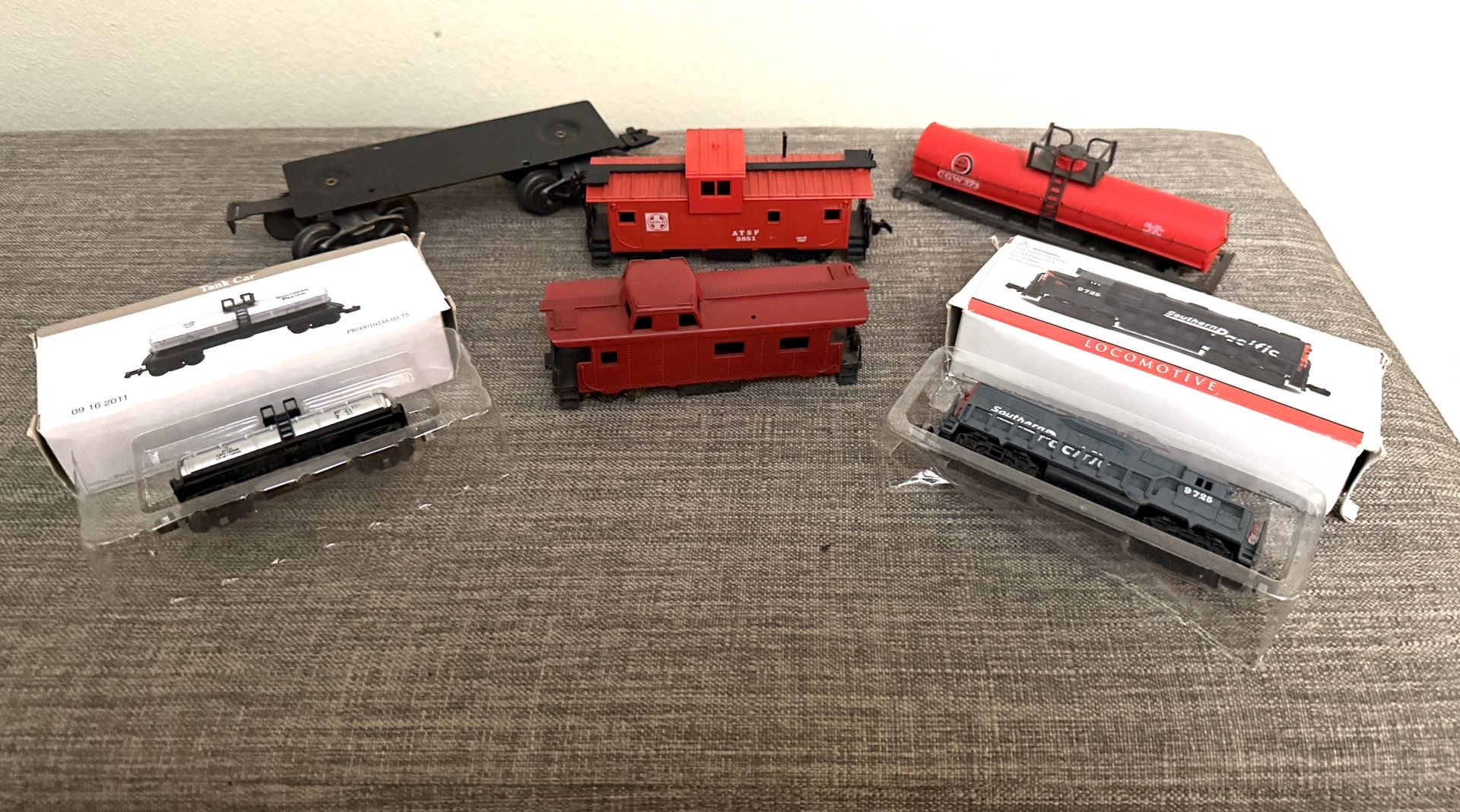 Lot of 6 Vintage Model Train Cars/Parts