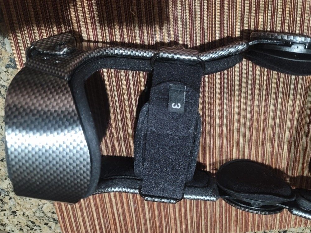 CARBON LOOK knee brace