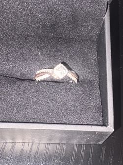 Anillo de compromiso y de mude mujer